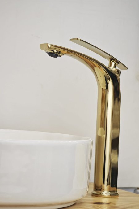 حنفية مغسلة أرضية ذهبية بتصميم انسيابي فاخر