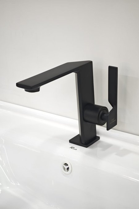 حنفية مغسلة سوداء مطفية بتصميم هندسي عصري