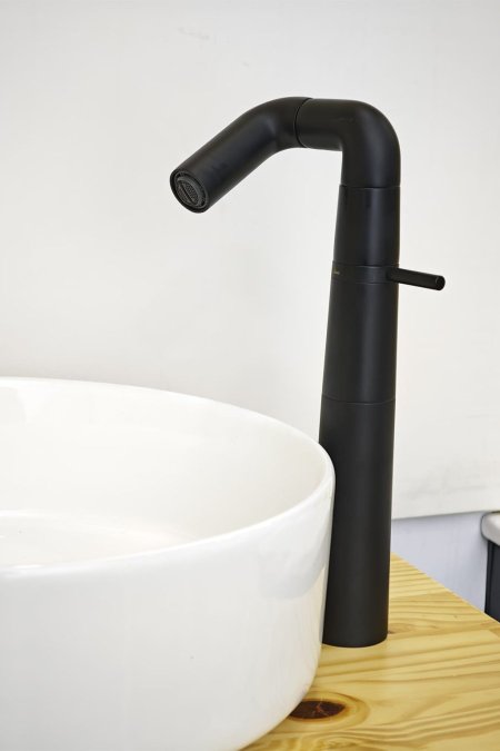 حنفية مغسلة أرضية أسود مطفي بتصميم منحني عصري