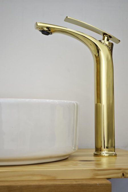 حنفية مغسلة أرضية ذهبية بتصميم انسيابي فاخر