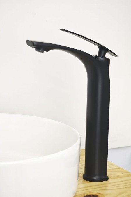 حنفية مغسلة أرضية أسود مطفي بتصميم انسيابي فاخر