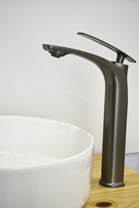 حنفية مغسلة أرضية رمادي غرافيت بتصميم انسيابي فاخر