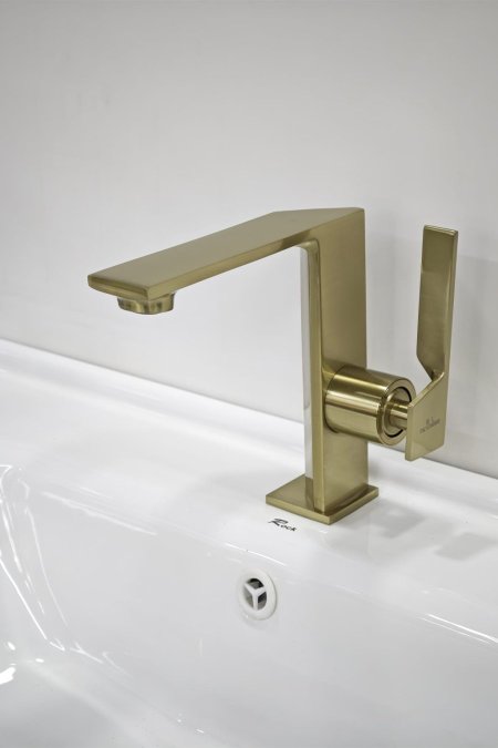 حنفية مغسلة ذهبي معتّق بتصميم هندسي فاخر