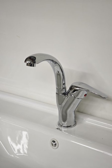 حنفية مغسلة كروم بتصميم منحني عملي