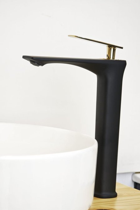 حنفية مغسلة أرضية أسود مطفي بتصميم انسيابي فاخر