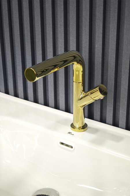 حنفية مغسلة ذهبية بتصميم هندسي عصري