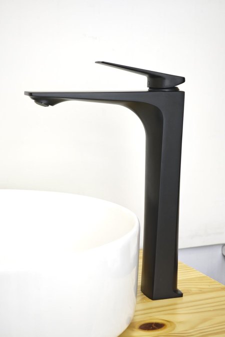 حنفية مغسلة أرضية أسود مطفي بتصميم هندسي عصري