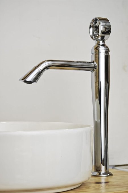 حنفية مغسلة أرضية كروم بتصميم فاخر ومقبض دائري