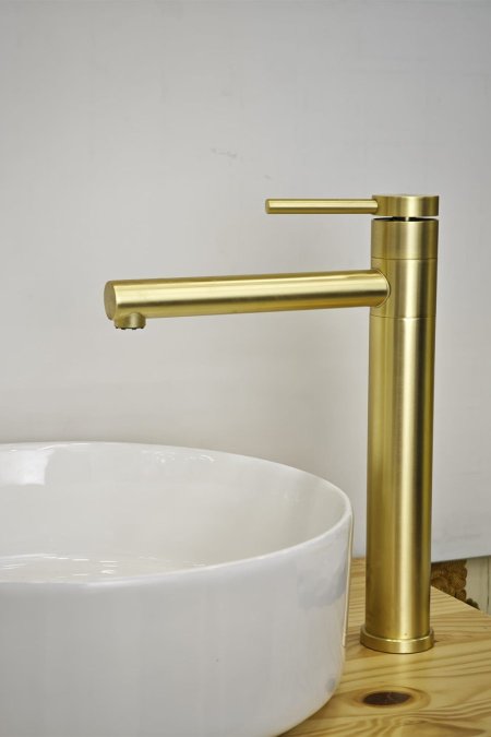 حنفية مغسلة أرضية ذهبي معتّق بتصميم عصري مستقيم