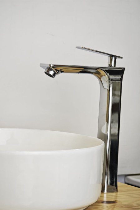 حنفية مغسلة أرضية كروم بتصميم هندسي فاخر