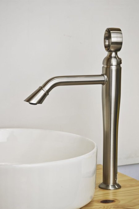 حنفية مغسلة أرضية فضي معتّق بتصميم فاخر ومقبض دائري