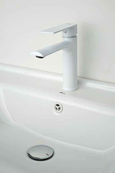 حنفية مغسلة بيضاء بتصميم عصري أنيق