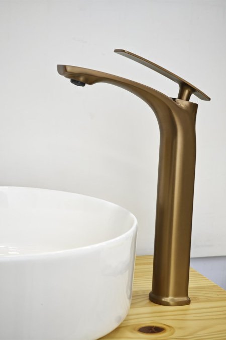 حنفية مغسلة أرضية برونزي معتّق بتصميم انسيابي فاخر