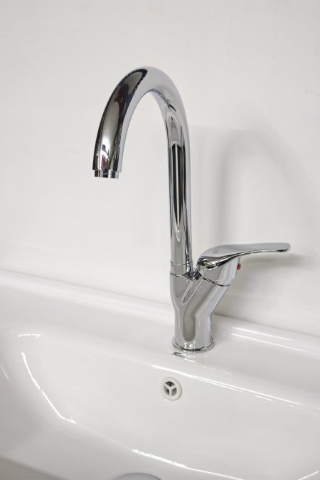 حنفية مغسلة كروم لامع برقبة عالية وتصميم عصري