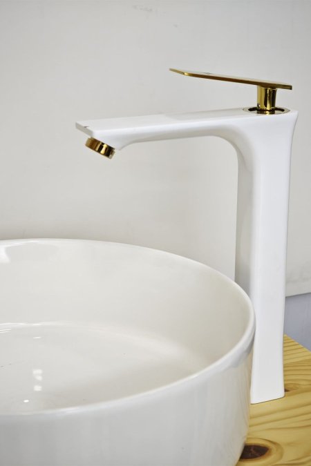 حنفية مغسلة أرضية بيضاء وذهبية بتصميم هندسي فاخر