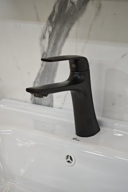 حنفية مغسلة أسود مطفي بتصميم عصري أنيق