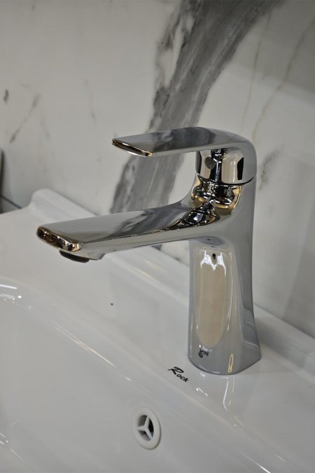 حنفية مغسلة كروم لامع بتصميم عصري أنيق