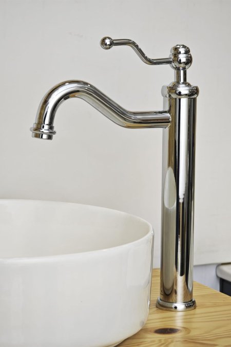 حنفية مغسلة أرضية كروم بتصميم كلاسيكي فاخر