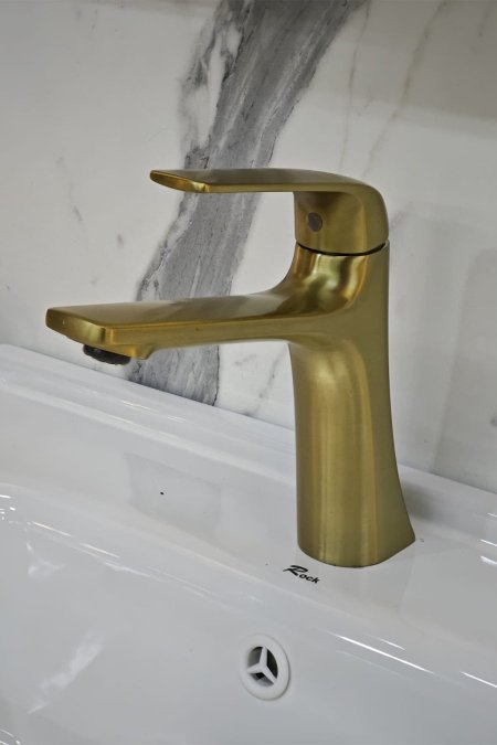 حنفية مغسلة ذهبي معتّق بتصميم عصري أنيق