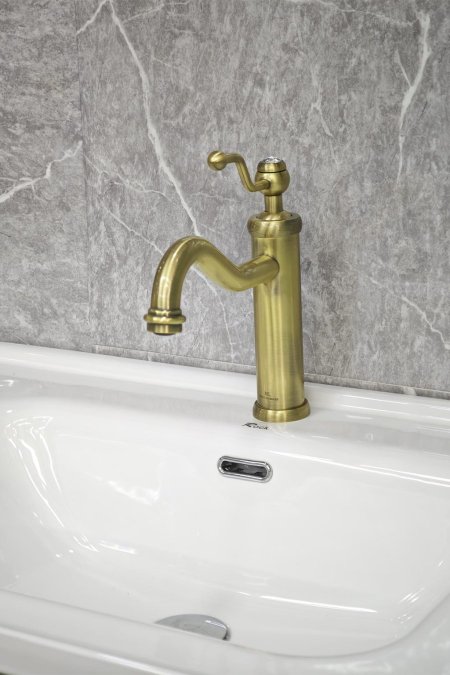 حنفية مغسلة ذهبي معتّق بتصميم كلاسيكي فاخر