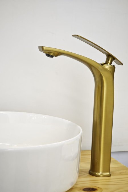 حنفية مغسلة أرضية ذهبي معتّق بتصميم انسيابي فاخر