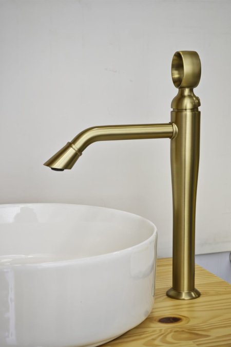 حنفية مغسلة أرضية ذهبي معتّق بتصميم هندسي فاخر