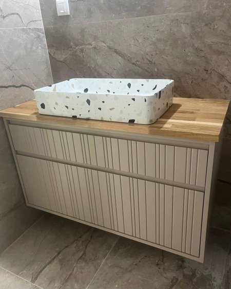 مغسلة بجرار كبير وجرار صغير