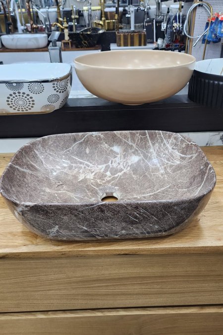 مغسلة رخامية بني فاتح بنقشة طبيعية – أناقة مستوحاة من الطبيعة