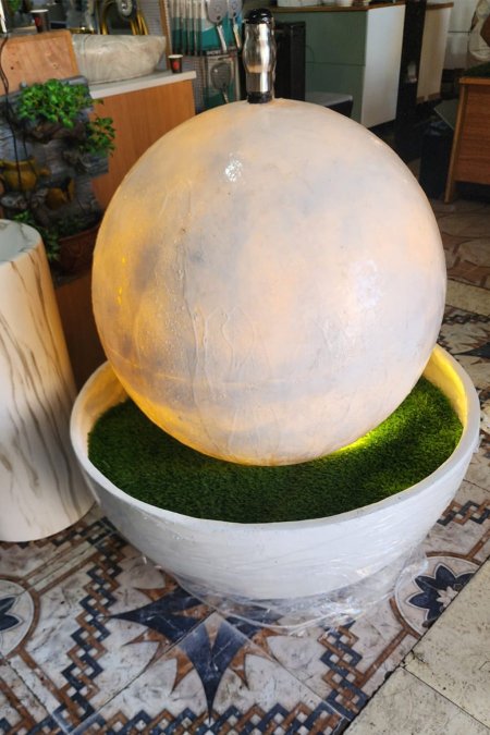 نافورة "القمر والعشب"