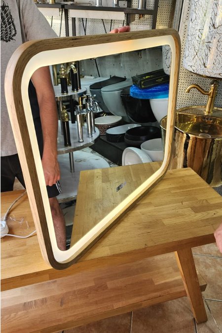 مرآة مضيئة مثلثة بإطار خشبي