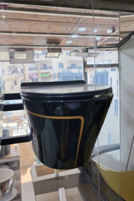 مرحاض معلق - أسود بخط ذهبي