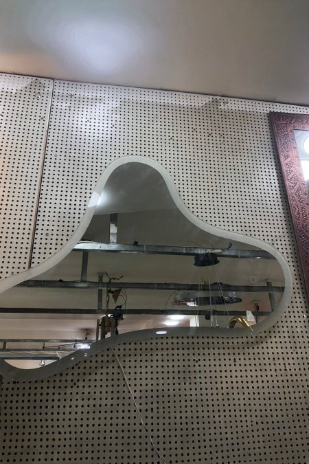 مراية عصرية بشكل حر (Organic Shape)