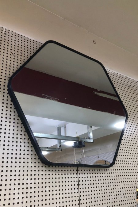 مراية حائط سداسية بإطار أسود