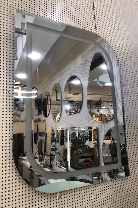 مراية LED حديثة بإطار بزوايا منحنية