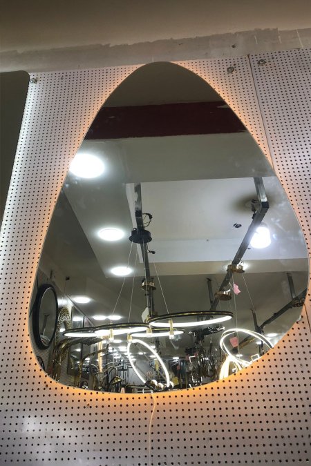 مراية LED عصرية بشكل مثلث منحني