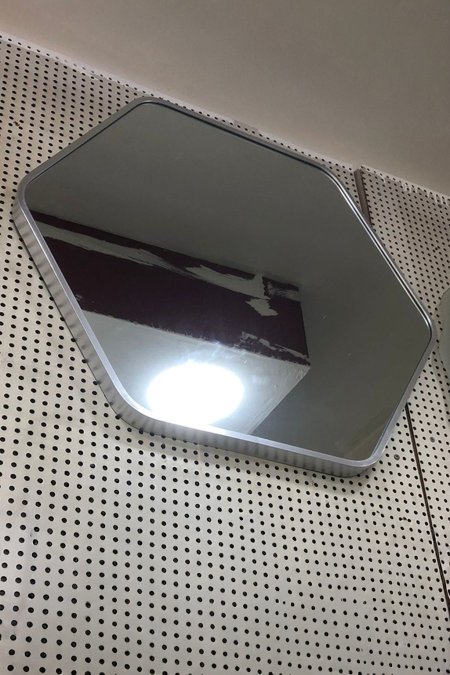 مراية ديكورية سداسية الشكل بإطار معدني رفيع