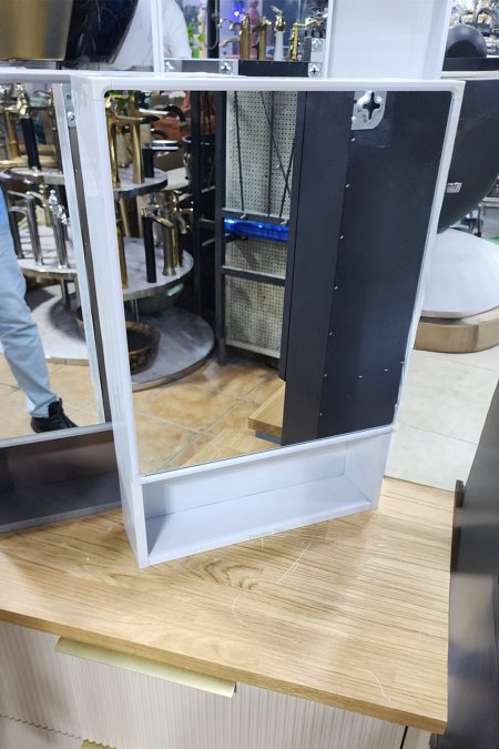 خزانة حمام معدنية بيضاء مع مرآة ورف سفلي