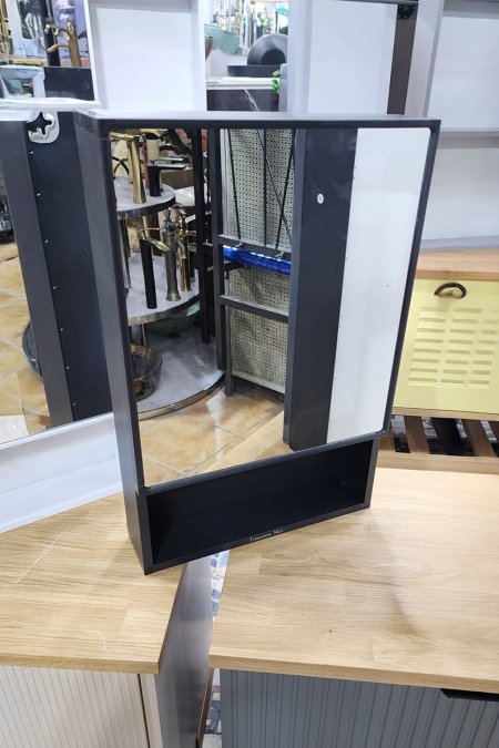 خزانة حمام معدنية سوداء مع مرآة ورف سفلي