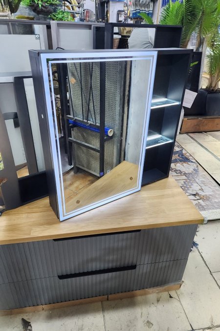 خزانة حمام معدنية بمرايا مضيئة ورفوف جانبية