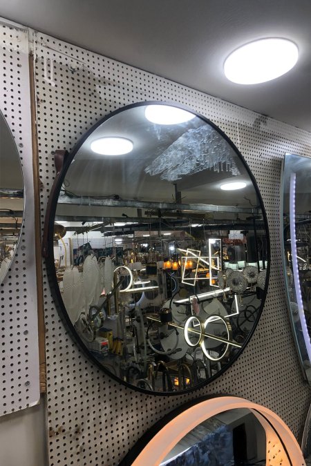 مرآة دائرية بإطار أسود أنيق