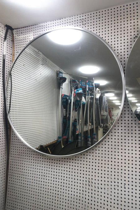 مرآة دائرية بإطار فضي