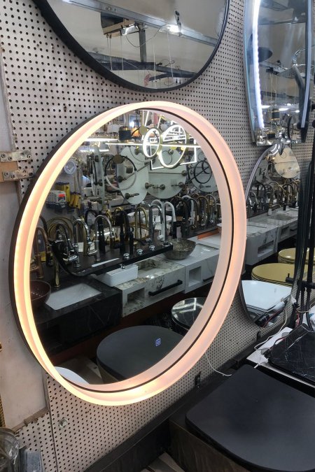 مرآة دائرية بإضاءة LED دافئة