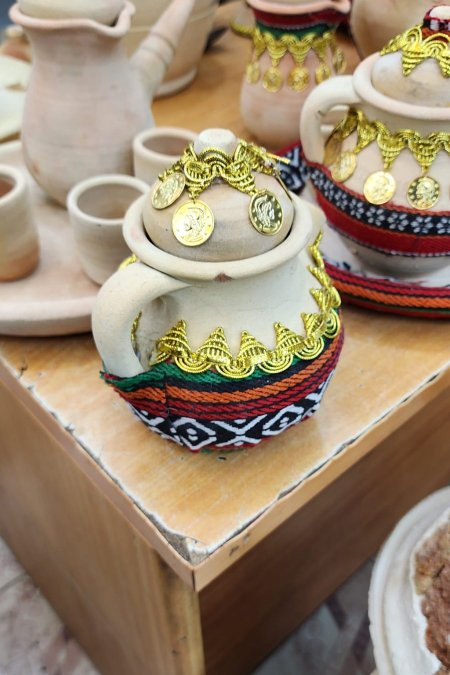 دلّة فخارية تراثية مزينة بالنقوش والذهب