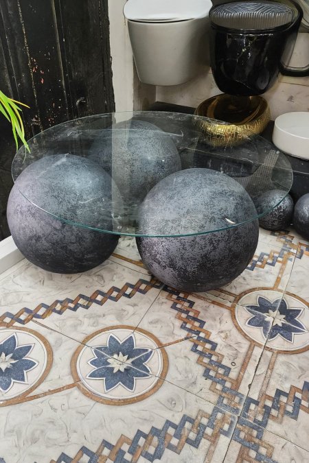 طاولة الكرات الرمادية