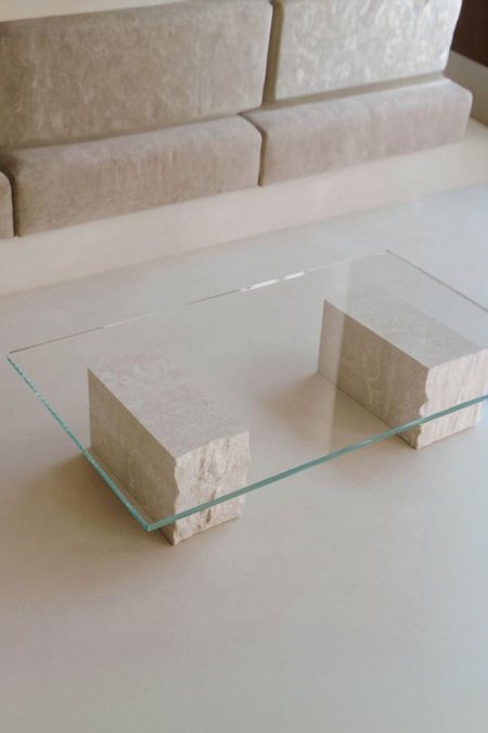 طاولة الحجر والزجاج