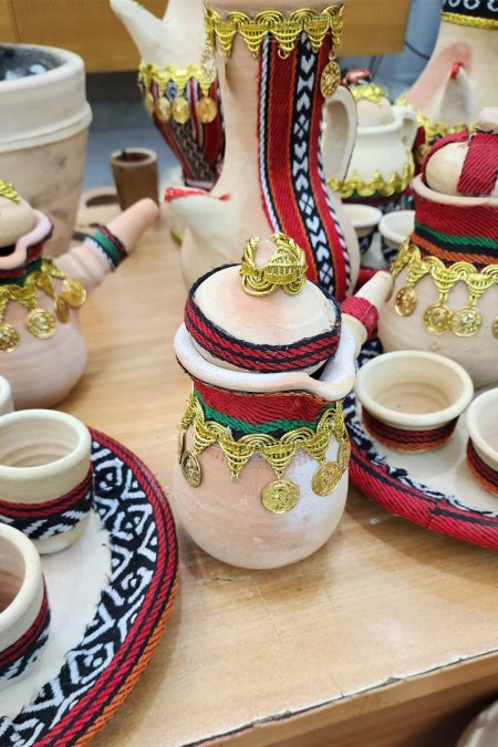 فخّارة تراثية صغيرة بالخيوط الذهبية