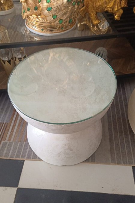 طاولة القاعدة الهرمية الزجاجية