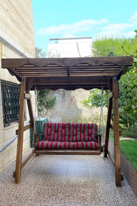 أرجوحة خشبية فاخرة بجلسة تراثية