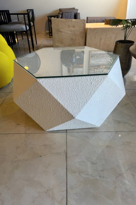 طاولة هندسية زجاجية بتصميم سداسي
