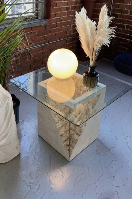طاولة حجر وزجاج بتصميم هندسي فاخر